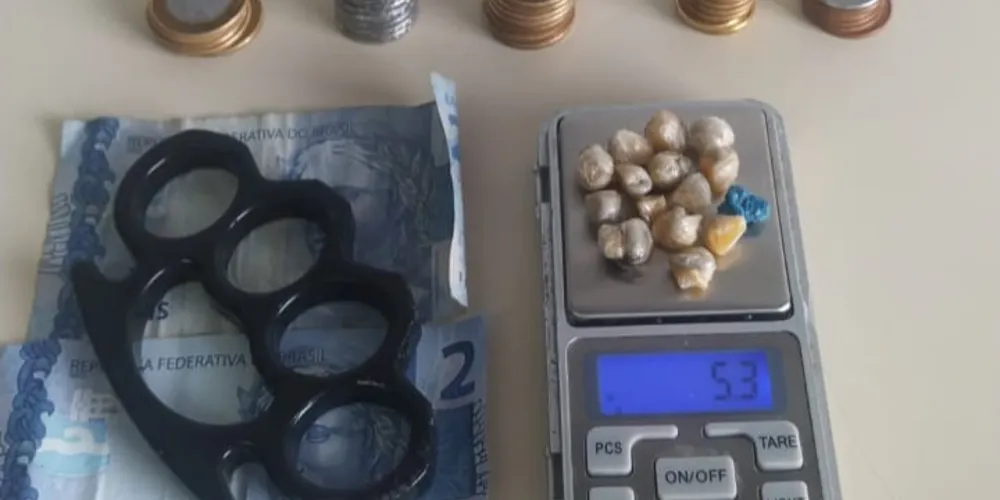 A GM apreendeu 5,3 gramas de drogas, dinheiro e ums oco inglês