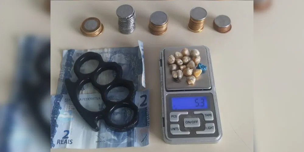 A GM apreendeu 5,3 gramas de drogas, dinheiro e ums oco inglês