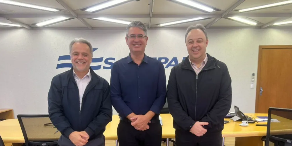 Além do vereador Julio Küller (MDB), a reunião também contou com a participação do diretor comercial da Sanepar Bihl Zanetti (esquerda) e do diretor administrativo Fernando Guedes (Direita)