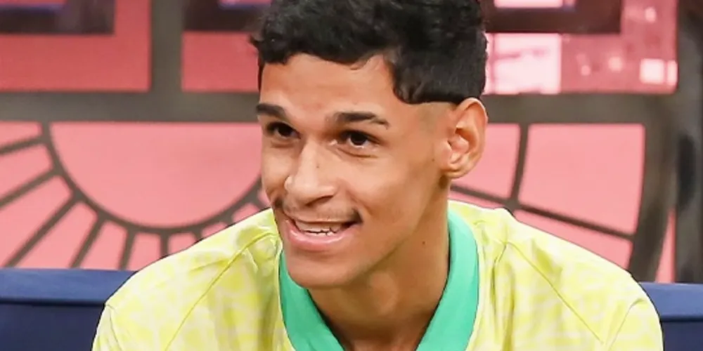 Influenciador digital foi internado com batimentos cardíacos alterados.