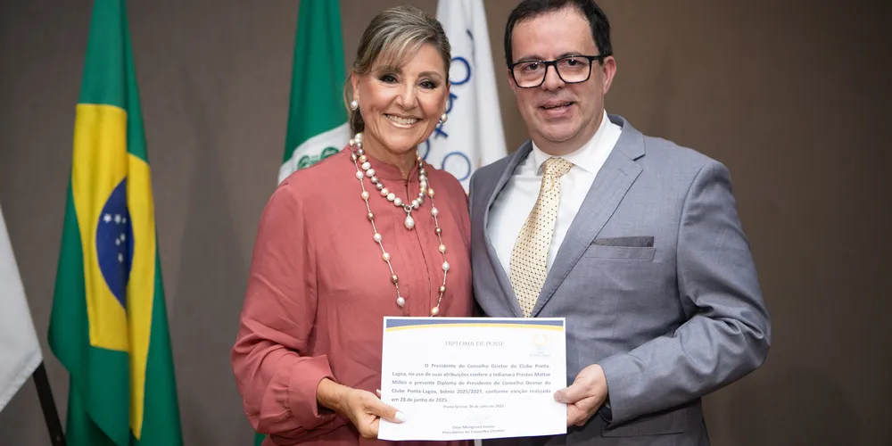 O ex-presidente Osni Mongruel Junior passa o cargo à Indianara