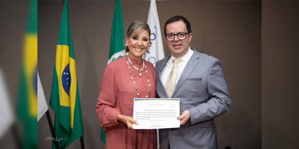 O ex-presidente Osni Mongruel Junior passa o cargo à Indianara