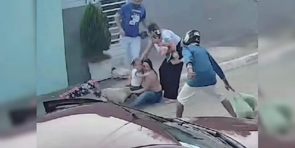Mãe segura filha em tentativa de impedir ataque de pitbull