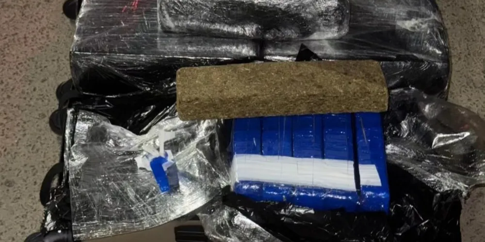 Foram apreendias duas malas que continham 25 quilos que maconha