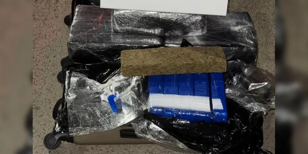 Foram apreendias duas malas que continham 25 quilos que maconha