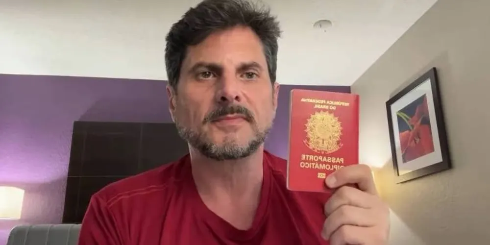 Ministro Alexandre de Moraes havia determinado apreensão do passaporte do senador Marcos do Val (Podemos-ES)