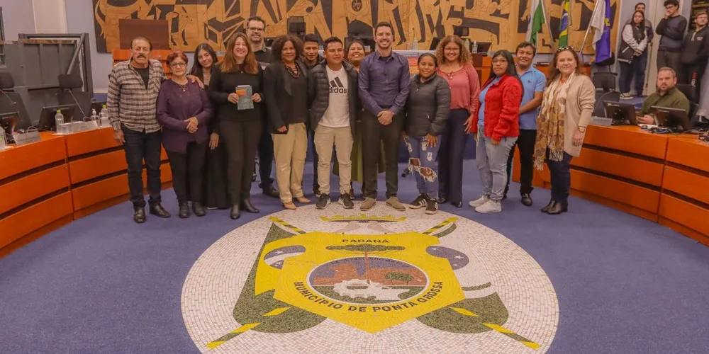 Homenageados e participantes posam para a foto
