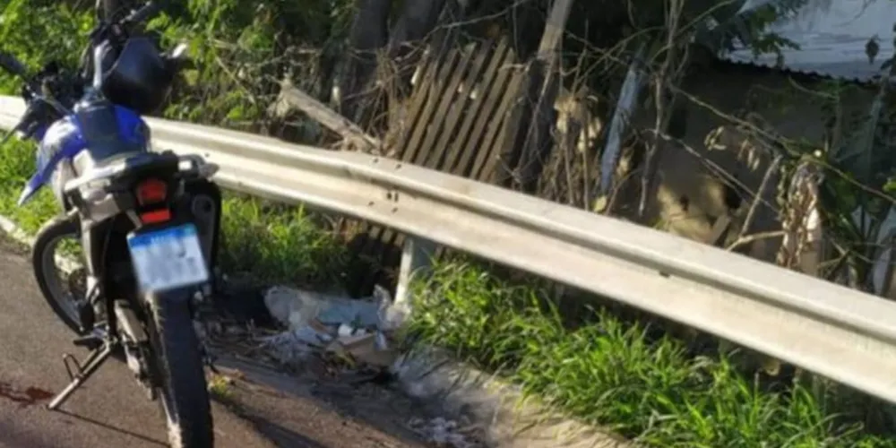 O homem pilotava a própria motocicleta com a esposa na garupa