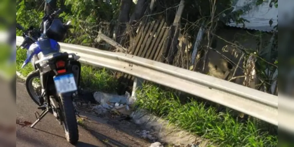 O homem pilotava a própria motocicleta com a esposa na garupa