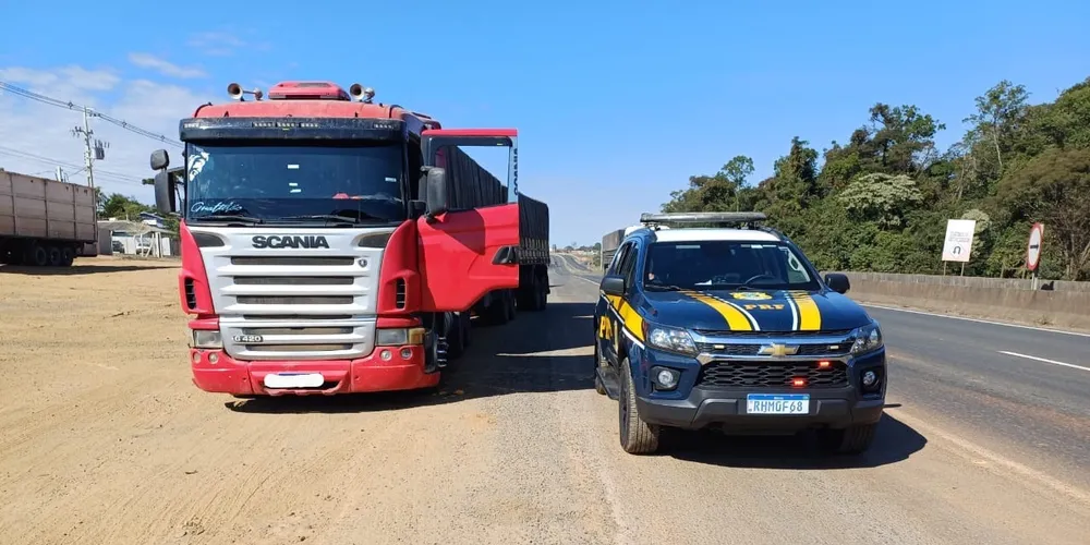 Homem conduzia uma caminhão estilo bitrem quando foi autuado pelos policiais.