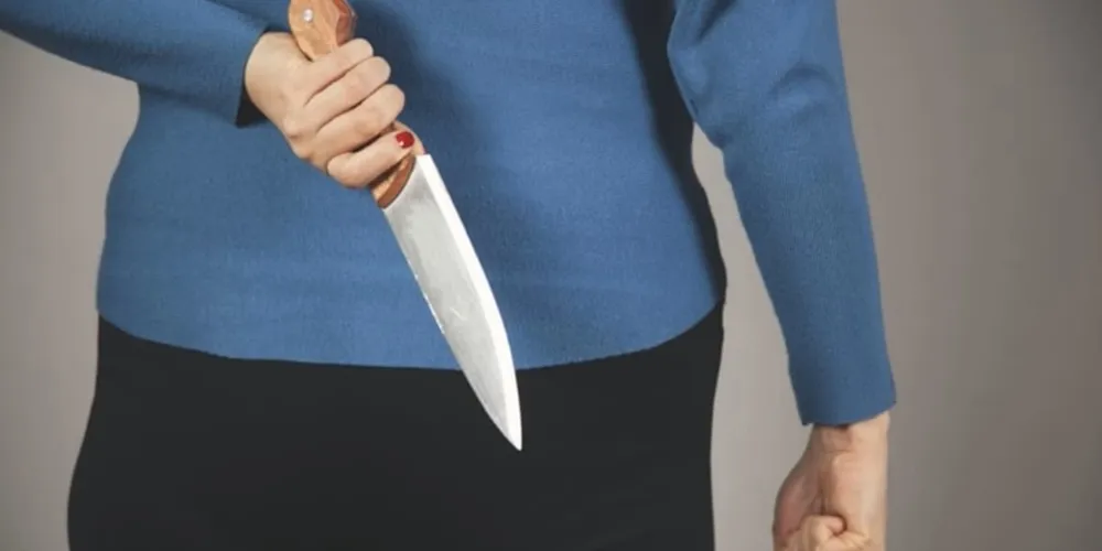 Mulher usa faca para matar o marido