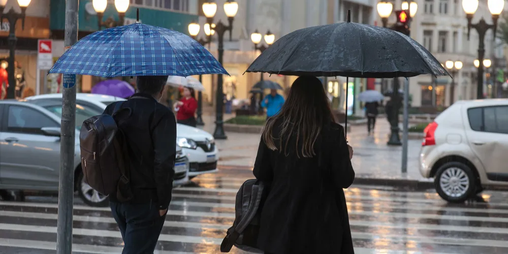 Nova frente fria trará chuva e queda das temperaturas no Paraná, prevê Simepar.