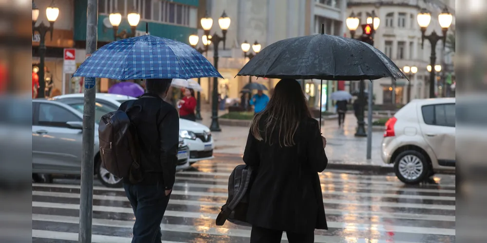 Nova frente fria trará chuva e queda das temperaturas no Paraná, prevê Simepar.