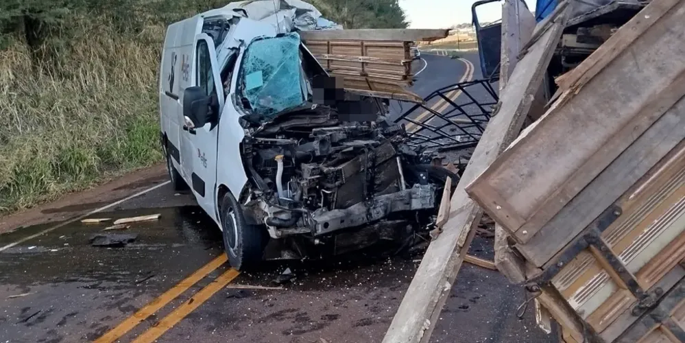 O motorista do caminhão foi socorrido por uma ambulância