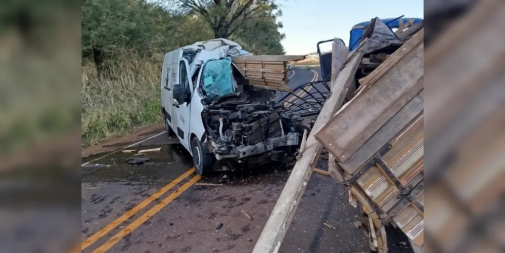 O motorista do caminhão foi socorrido por uma ambulância