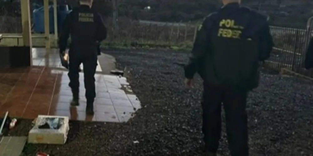 Agentes da PRF durante operação