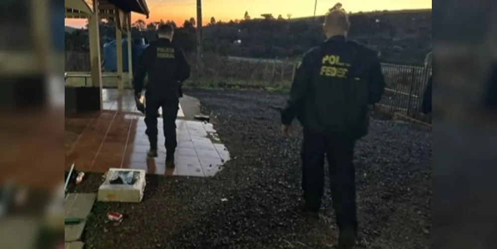 Agentes da PRF durante operação