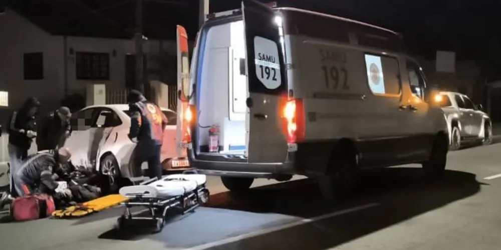 Piloto da moto foi atendido pelo SAMU