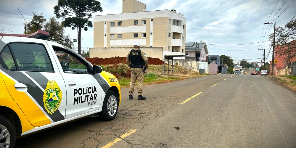 Equipes de segurança fecharam a rua para realizar os trabalhos