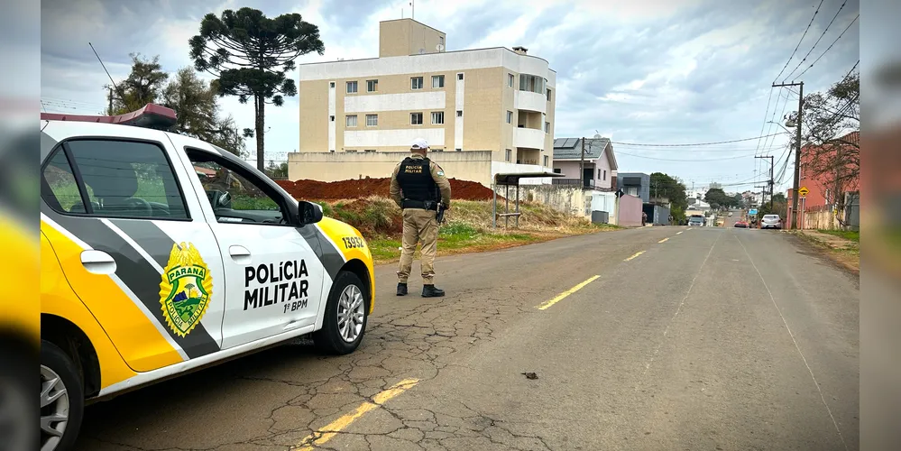 Equipes de segurança fecharam a rua para realizar os trabalhos