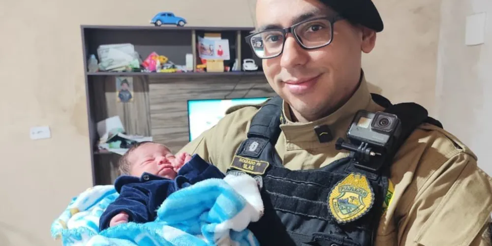 Soldado Silas posa ao lado do recém-nascido Anthony Emanuel