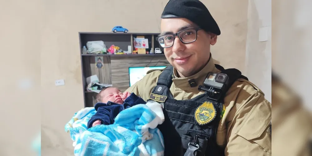 Soldado Silas posa ao lado do recém-nascido Anthony Emanuel