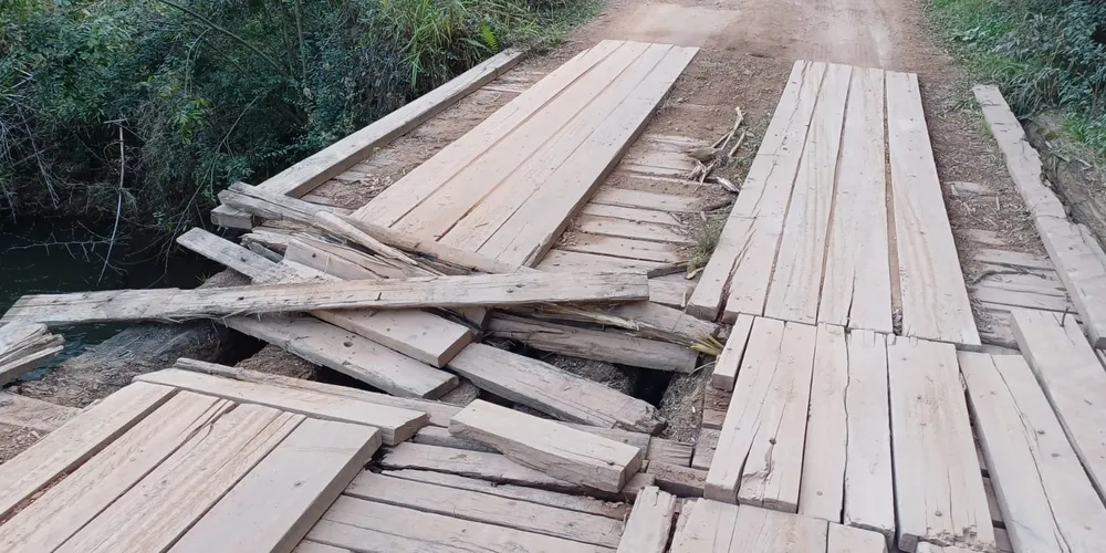 A ponte chegou a ficar intransitável, recebeu reparos temporários e agora será refeita