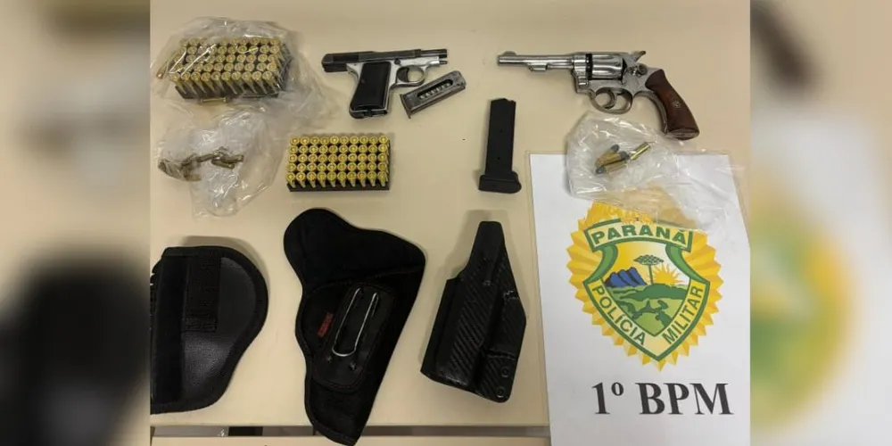 Foram apreendidos uma pistola e um revólver