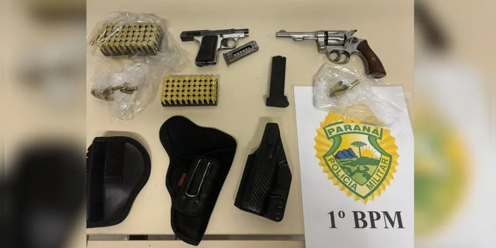 Foram apreendidos uma pistola e um revólver