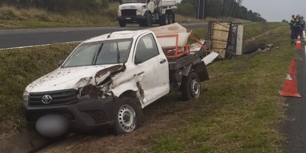 Carro saiu da pista e parou no canteiro central