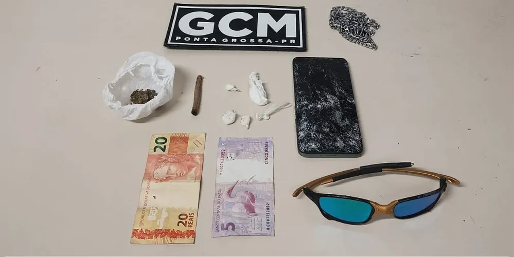 Jovem escondeu parte da droga dentro do tênis