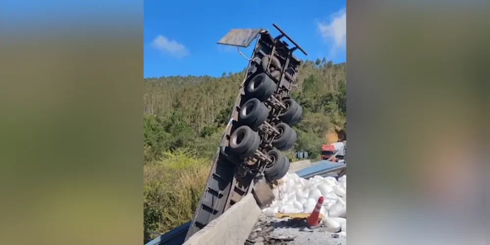 Um caminhão carregado com polietileno perdeu o controle, saiu da pista e despencou de uma ponte