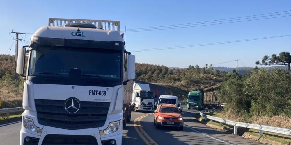O motorista do Mercedes Benz Actros sofreu ferimentos leves