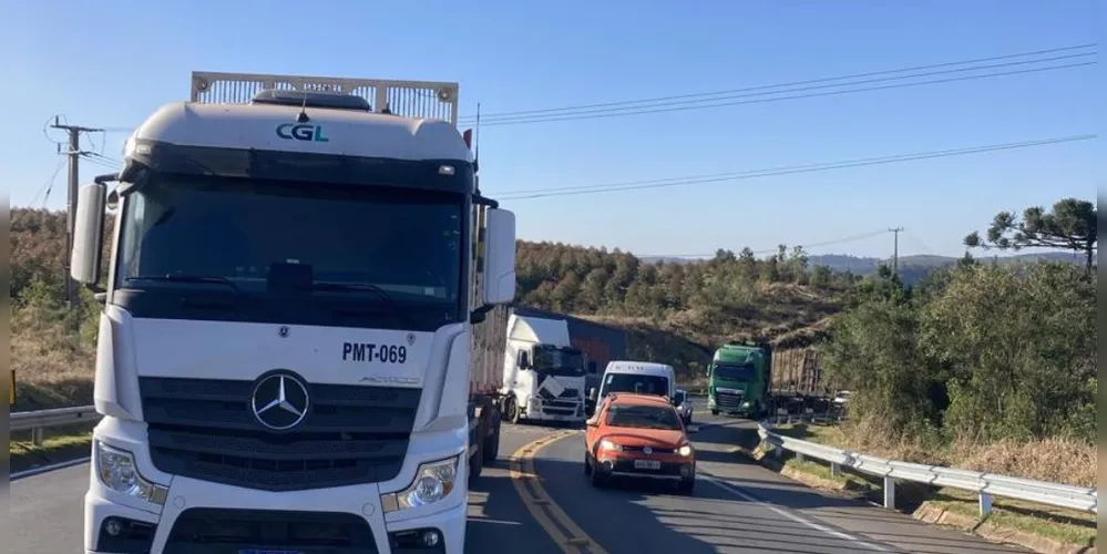 O motorista do Mercedes Benz Actros sofreu ferimentos leves