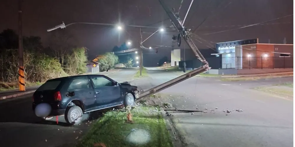 Carro em que ele conduzia colidiu contra um poste