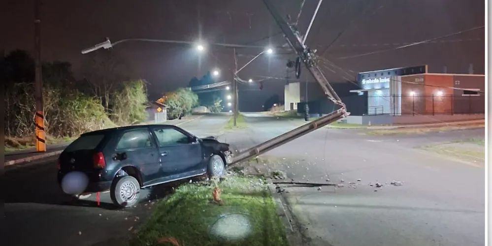 Carro em que ele conduzia colidiu contra um poste