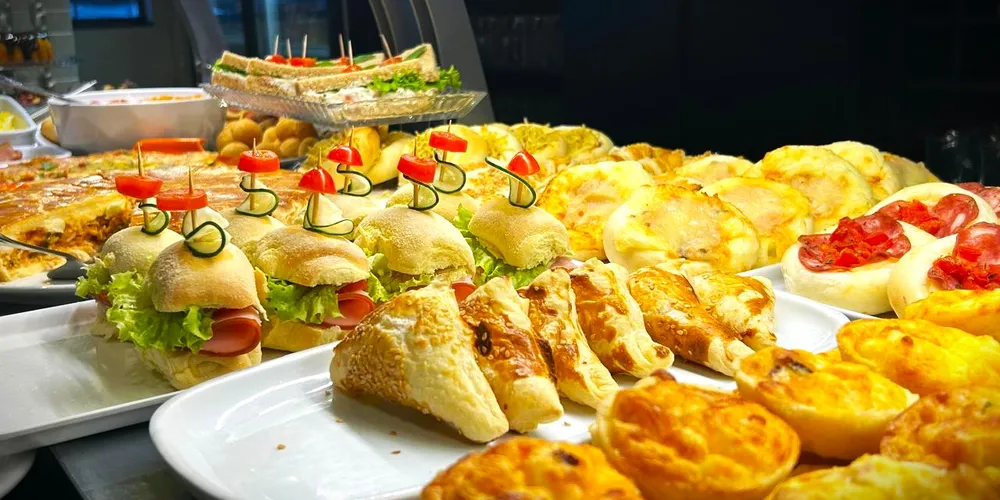 Café da manhã é recheado de variedades, para todos os gostos