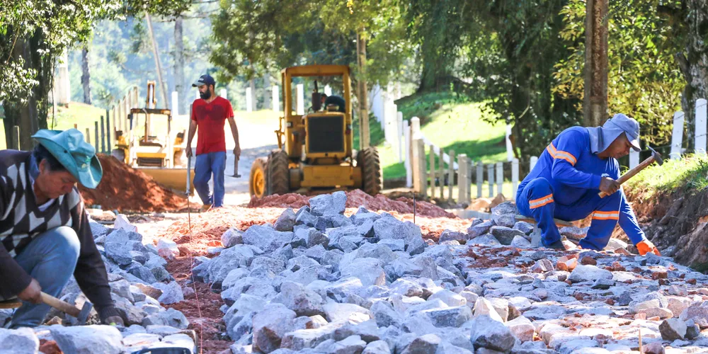 Via do bairro Santa Leopoldina começou a ser pavimentada nesta semana