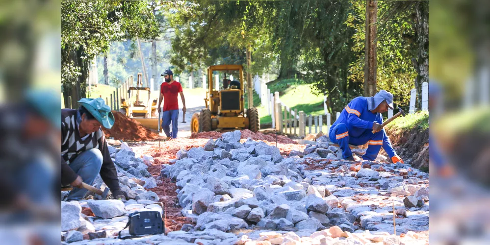 Via do bairro Santa Leopoldina começou a ser pavimentada nesta semana