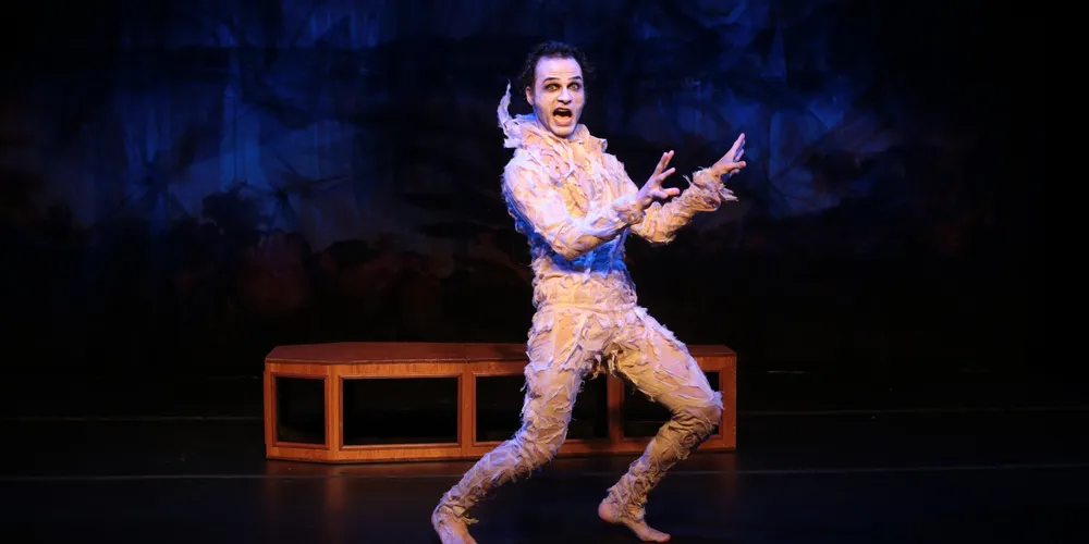 O palco do Cine Teatro Ópera apresenta a peça 'Memórias Póstumas de Brás Cubas', nesta terça-feira, às 20h