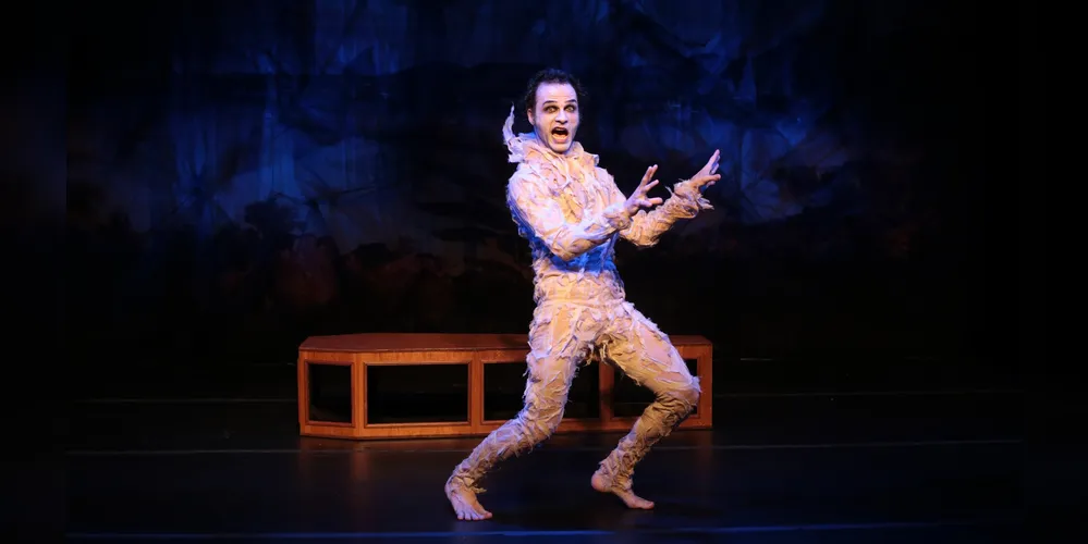 O palco do Cine Teatro Ópera apresenta a peça 'Memórias Póstumas de Brás Cubas', nesta terça-feira, às 20h
