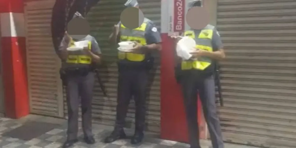 Registro do momento em que os policiais faziam a refeição