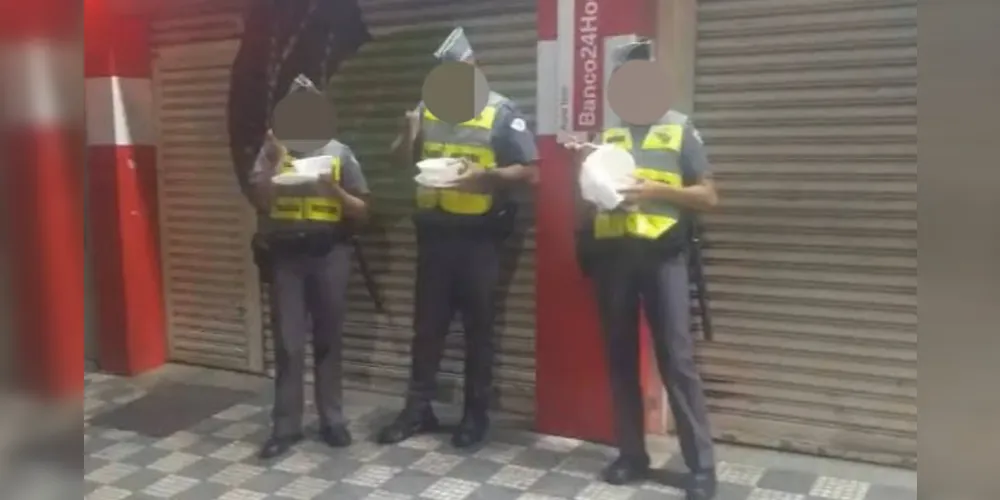 Registro do momento em que os policiais faziam a refeição