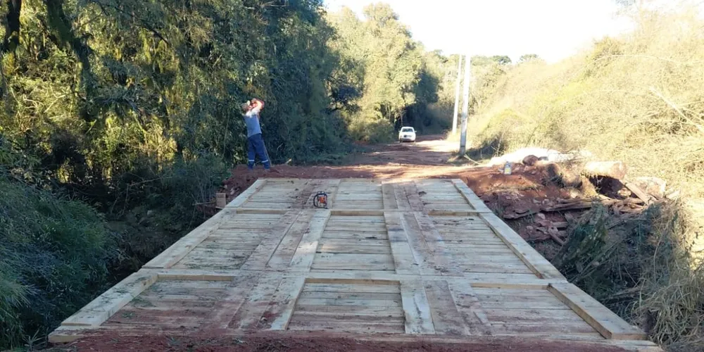 A ponte chegou a ficar intransitável, recebeu reparos temporários e acaba de ser refeita