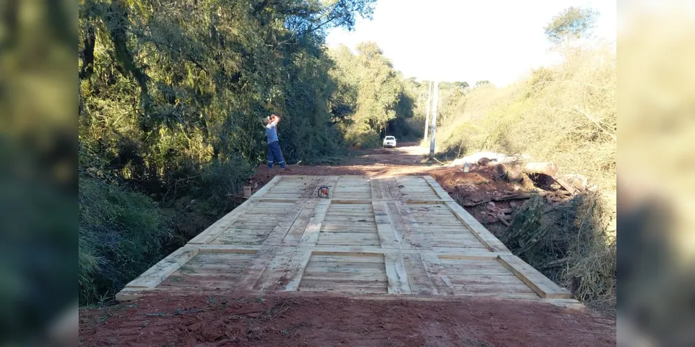 A ponte chegou a ficar intransitável, recebeu reparos temporários e acaba de ser refeita