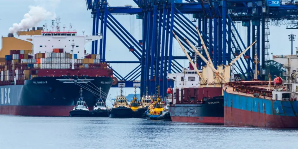 Navio carregando em Porto de Paranaguá