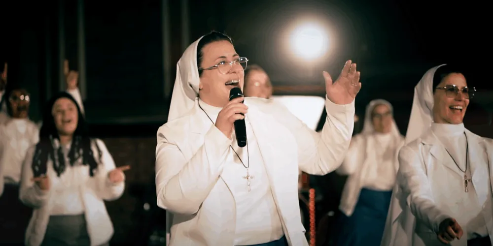 O clipe está no youtube