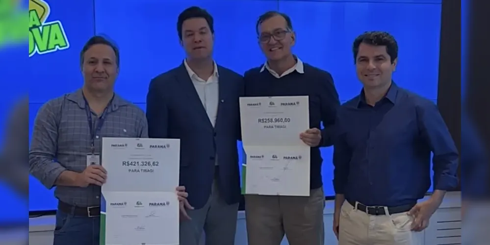 Entrega simbólica realizada no Palácio Iguaçu, em Curitiba, com a presença do prefeito Rildo Leonardi e comitiva