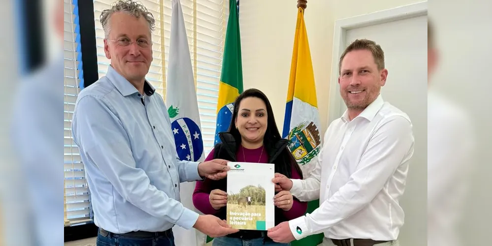 Elisangela Pedroso recebe representantes da empresa na prefeitura da cidade