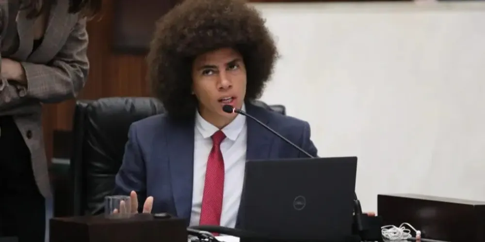 Parlamentar durante discurso na Alep